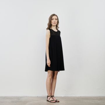 Abito nero corto senza maniche con inserto in tulle