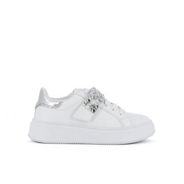 Sneakers bianche con strappo con strass