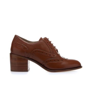 Stringate marroni con tacco e lavorazione brogue