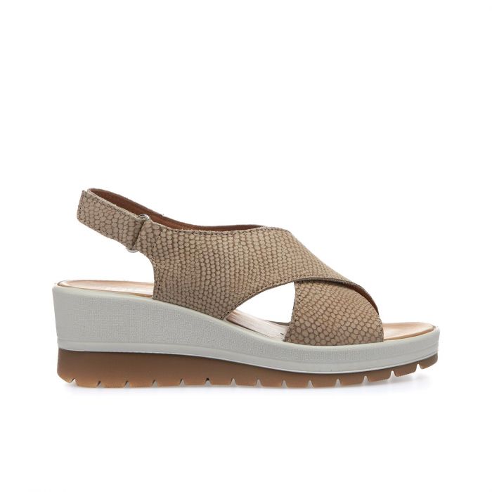Sandali casual beige in pelle con zeppa e strappo