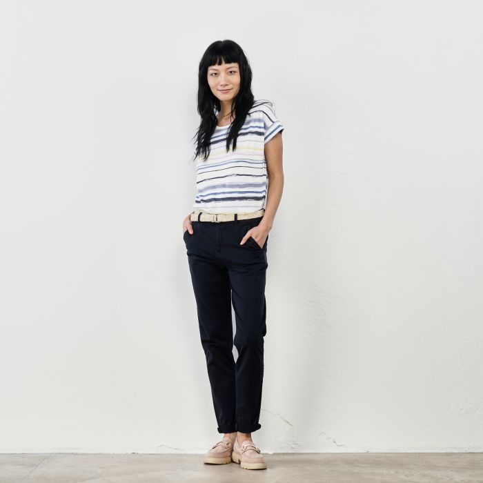 Pantaloni blu con cintura intrecciata in paglia