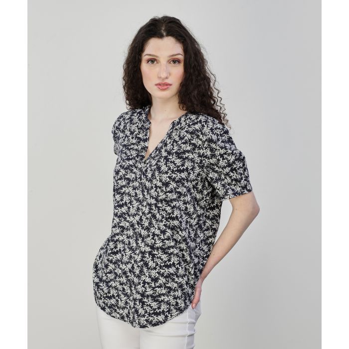 T-shirt blu con stampa floreale bianca