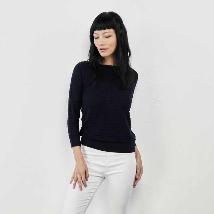 Maglia blu con scollo a barchetta