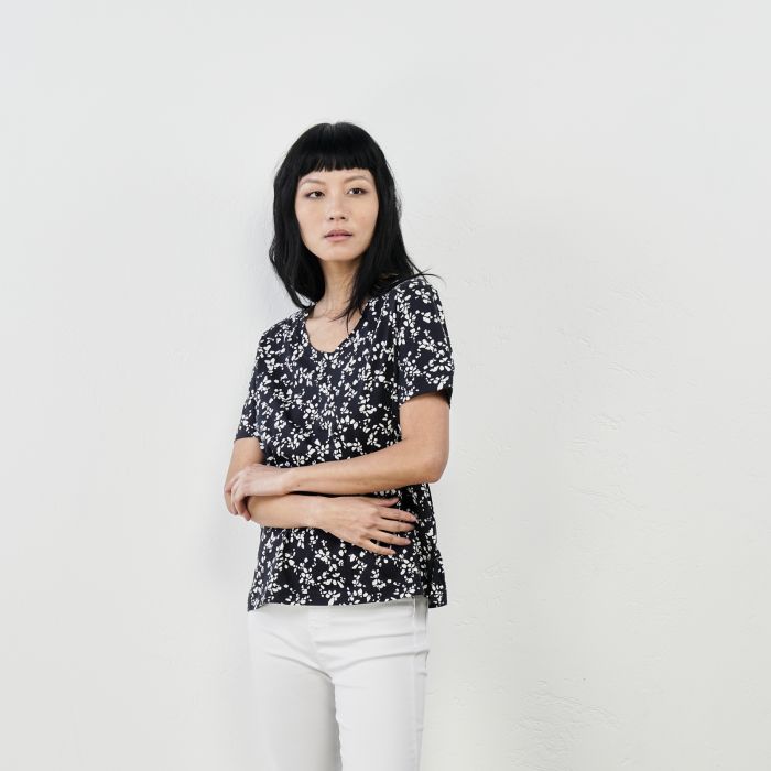 T-shirt blu con maniche corte e stampa floreale