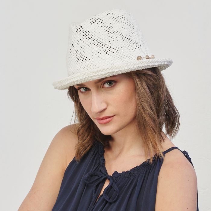 Cappello di paglia bianco con cordino con conchiglie e perle