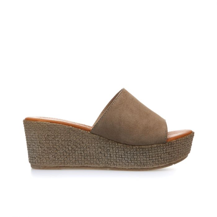 Sandali beige in pelle con zeppa