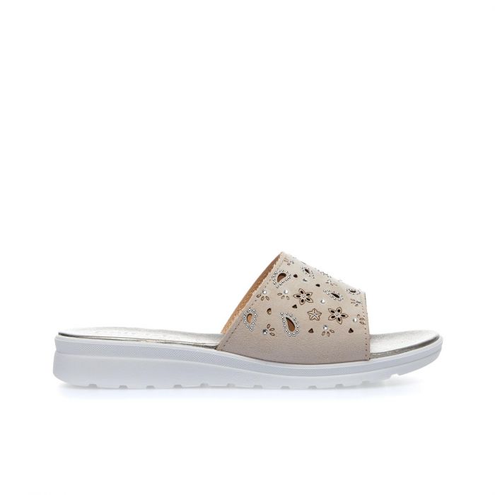Ciabatte casual beige con laserature e borchiette