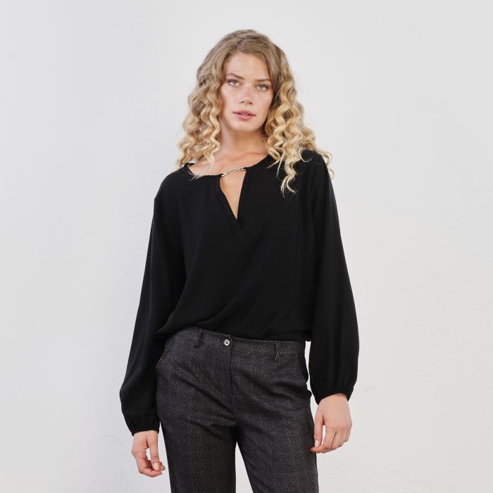 Blusa nera con dettaglio con strass