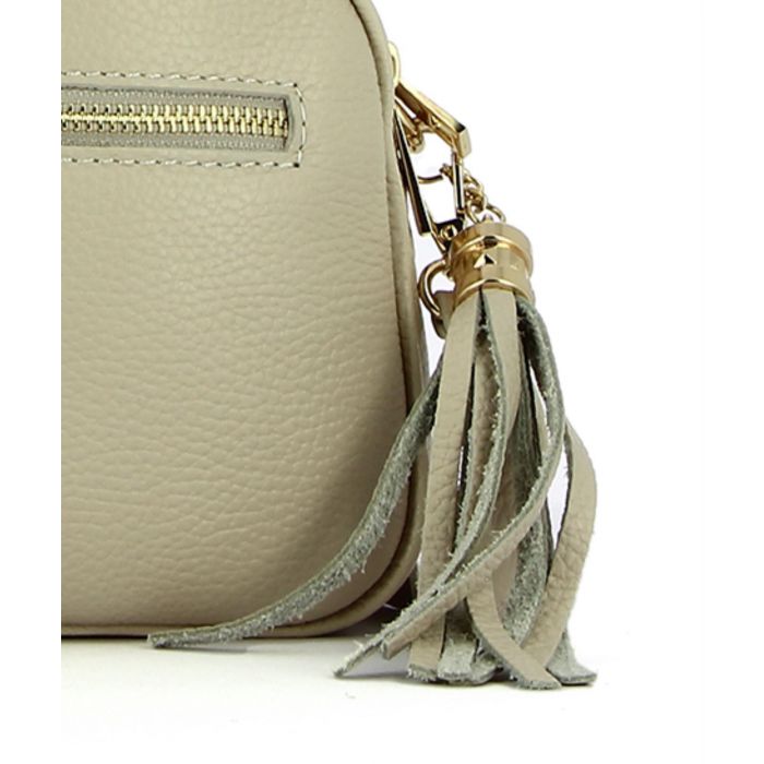 Borsa beige in pelle con tracolla removibile e zip con ciondolo