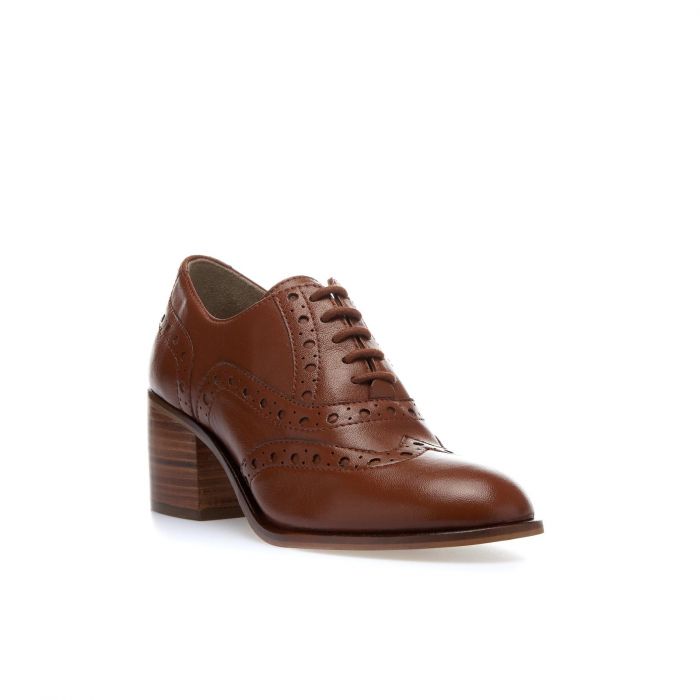 Stringate marroni con tacco e lavorazione brogue