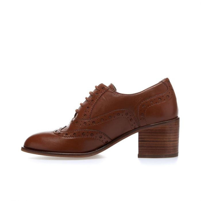 Stringate marroni con tacco e lavorazione brogue