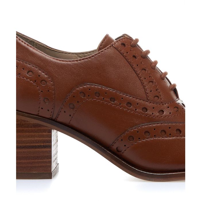 Stringate marroni con tacco e lavorazione brogue