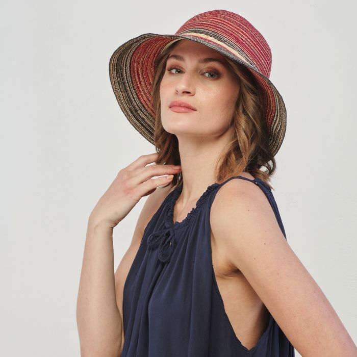 Cappello estivo rosso in paglia con falda larga e fiocco